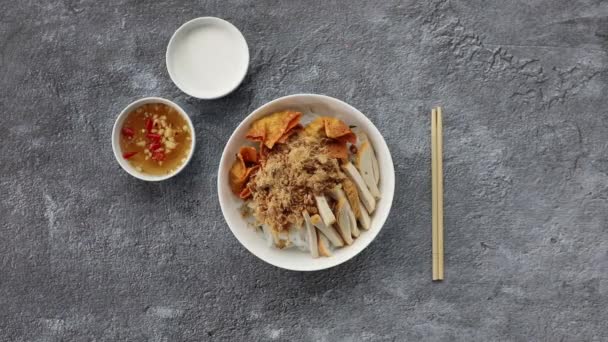 Чоловічі Руки Збирають Тофу Локшину Азіатської Кухні Їжа Плоскої Поверхні — стокове відео