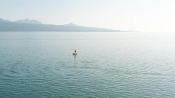 Auf Einem Riesigen Blauen See Auf Ein Kleines Segelboot Zufliegen — Stockvideo