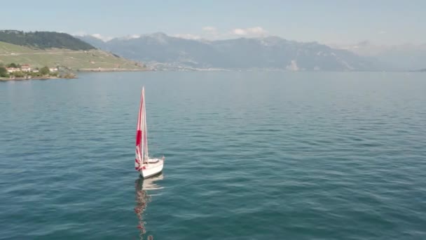 Luftumlaufbahn Eines Kleinen Segelbootes Auf Einem Riesigen Blauen See — Stockvideo