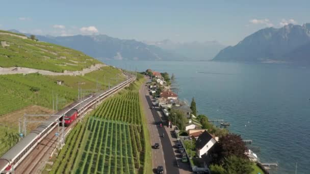 Flygning Väg Och Trafikerade Traintracks Schweizisk Landsbygd — Stockvideo