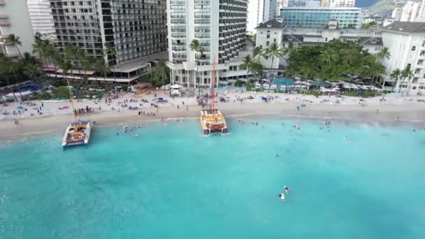 Drone Rotates Tropical Beach Revealing Luxury Water Front Hotels Families — Vídeo de Stock