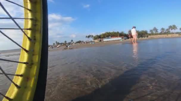 Andare Bicicletta Tutta Velocità Una Spiaggia Incontrare Persone Che Pescano — Video Stock