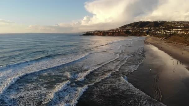 Drone Flies High Crashing Waves Beach Beautiful Sky Backdrop — Vídeo de stock