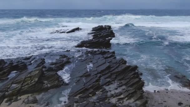 慢动作空中射击冲向海浪 — 图库视频影像