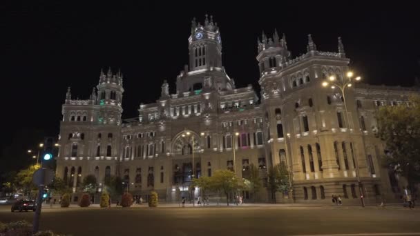 Άνθρωποι Περπατούν Μπροστά Από Cybele Palace Νύχτα Στη Μαδρίτη Ισπανία — Αρχείο Βίντεο