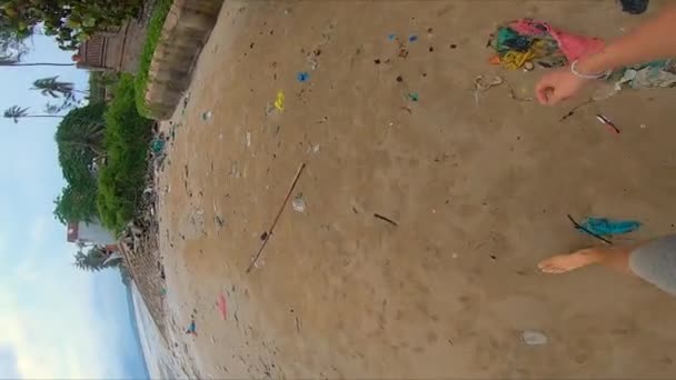 Pov Vertical Video Man Walking Beach Full Trash Gopro Wide — Stockvideo