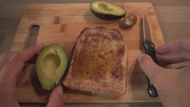 Шматочок Хліба Авокадо Людина Робить Здоровий Сніданок Крупним Планом — стокове відео