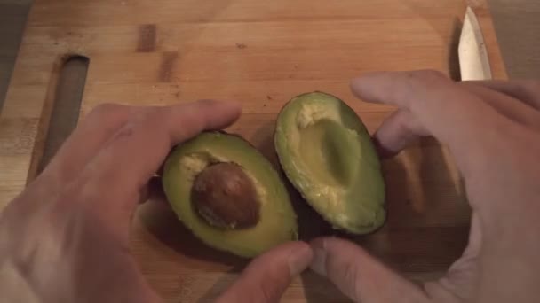 Avocado Cut Half Take Out Seed High Angle — Stok video