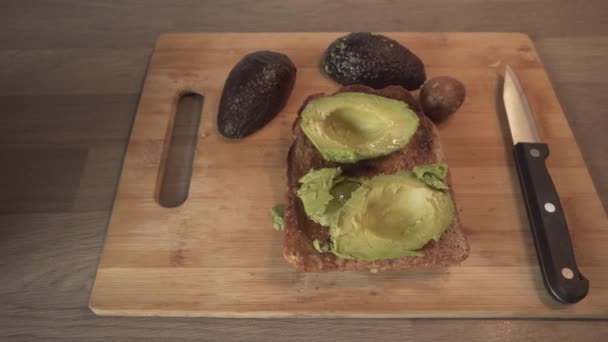 Fresh Cut Avocados Wooden Chopping Board Knife Side Close Slider — Vídeo de Stock