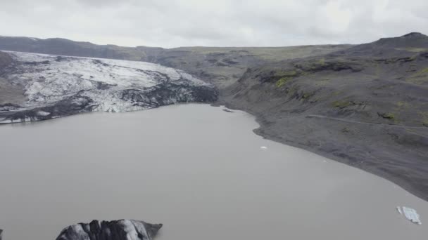 Aerial View Solheimajokull Glacier Lagoon Cloudy Iceland Reverse Drone Shot — Vídeos de Stock
