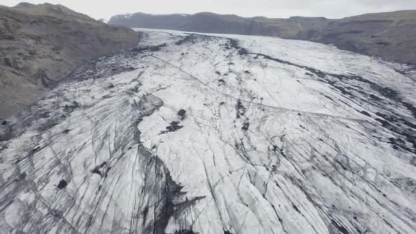 Aerial View Darkened Sooty Glacier Surface Iceland Reverse Drone Shot — Wideo stockowe