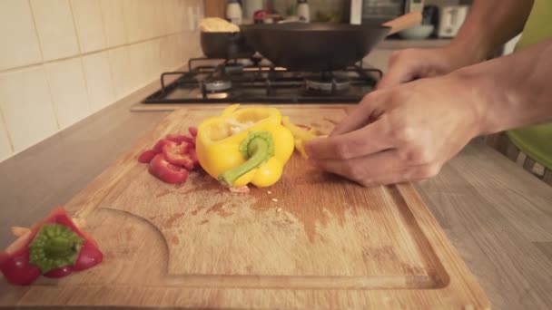 Red Yellow Capsicum Chopped Wooden Board Kitchen Countertop Closeup — ストック動画