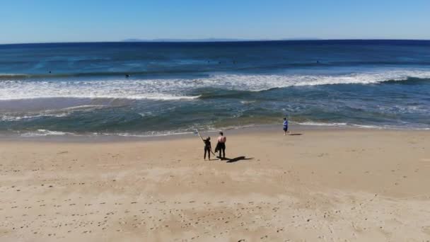 Drone Flies Pair Surfers Putting Wetsuits Getting Ready Surf — Vídeo de Stock