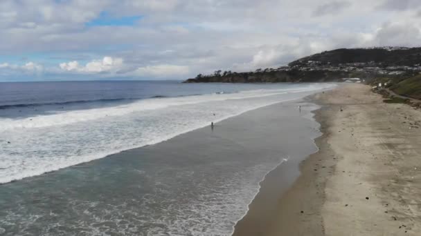 Drone Flies Crashing Ocean Waves Beach Surfers Paddle Out Surf — Vídeo de Stock