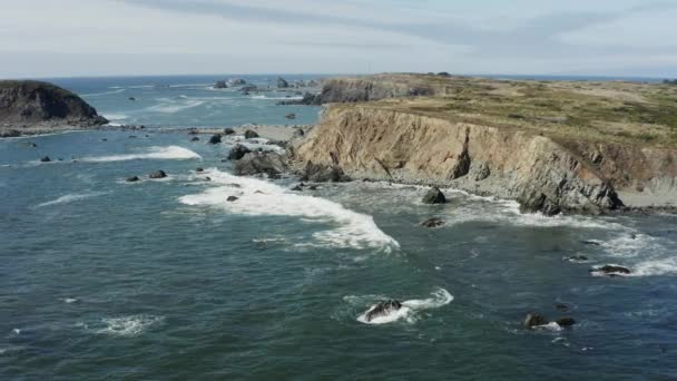 Tracking Drone Footage Sea Cliffs Pacific Ocean Sunny Day Waves — Vídeos de Stock