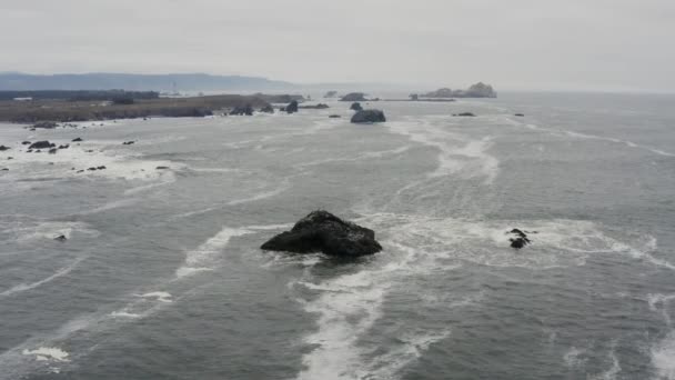 Stormy Day Aerial Rocky Ocean Shore Flying Dark Rock Ocean — Vídeo de Stock