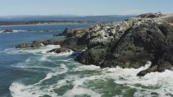 Stationary Aerial Drone Footage Crashing Ocean Waves Large Boulder Which — Stockvideo