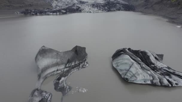 Aerial View Ice Blocks Solheimajokull Glacier Lagoon Tilt Drone Shot — ストック動画