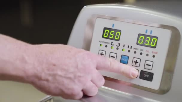 Рука Чоловіка Старшого Шеф Кухаря Програмує Професійну Машину Замісу Тіста — стокове відео