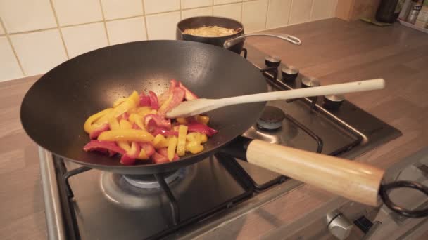 Person Sauteing Veggies Wok Kitchen Home High Angle — Vídeo de Stock