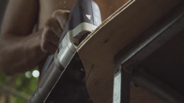Craftsman Using Electric Jigsaw Shape Skateboard Deck Plywood Hand Recognizable — 图库视频影像