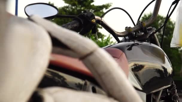 Блестящий Винтажный Мотоцикл Припаркованный Обочине Шоссе Слайдер Справа — стоковое видео