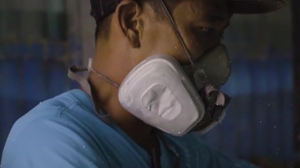 Εργαζόμενος Στο Εργοστάσιο Φορώντας Προστατευτική Μάσκα Προσώπου Για Την Πρόληψη — Αρχείο Βίντεο