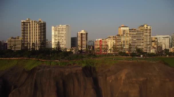 Aerial Cliffs Coastline Luxurious Miraflores Lima Peru Wide Rising Shot — Stok Video