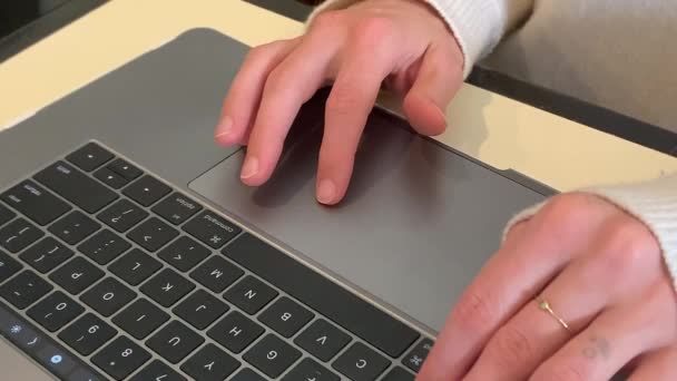 Close Caucasian Adult Hands Typing Macbook Pro Laptop Keyboard — Vídeos de Stock