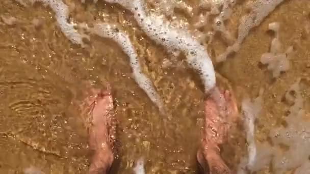 Close Shot Sea Water Moving Feet Man Sand Beach — Video Stock