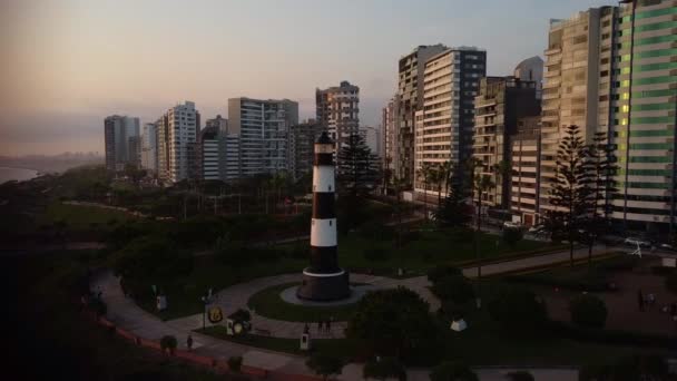 Вид Воздуха Маяк Faro Marina Мирафлорес Туманный Закат Лиме Перу — стоковое видео