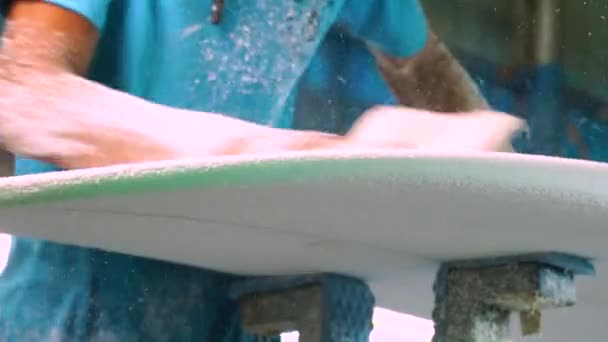 Close Shot Worker Rubbing Polishing White Surf Board Making Surf — Vídeo de stock
