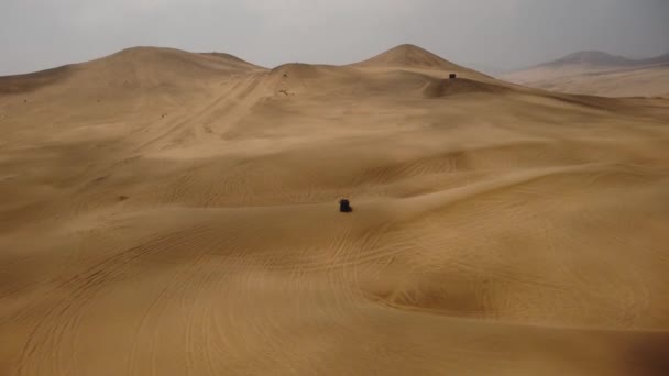 Aerial Road 4X4 Truck Ica Desert Sand Dunes Peru Forward — ストック動画