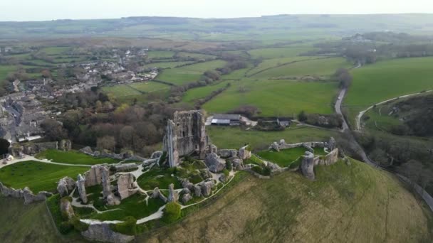 コーフ城跡と周辺の田園風景 イギリスの郡ドーセット 周回する空中ドローン — ストック動画