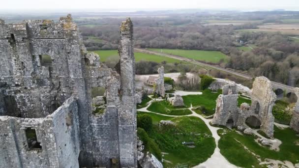 ドローンはイングランドのドーセット郡コーフ城の伝説的な遺跡を飛行します 空中進入 — ストック動画