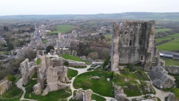 Aerial Drone Flview Corfe Castle Ruins Perched Hill Green English — Stock video