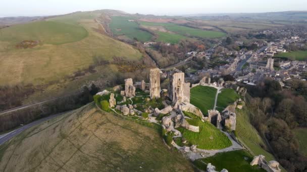 Amazing View Corfe Castle Perched Hill Golden Hour Aerial Circling — Stockvideo