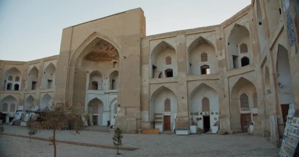 布哈拉市 乌兹别克斯坦Abdul Aziz Khan Madrassa在内 建于1651年 瓷砖及丝绸之路装饰 — 图库视频影像