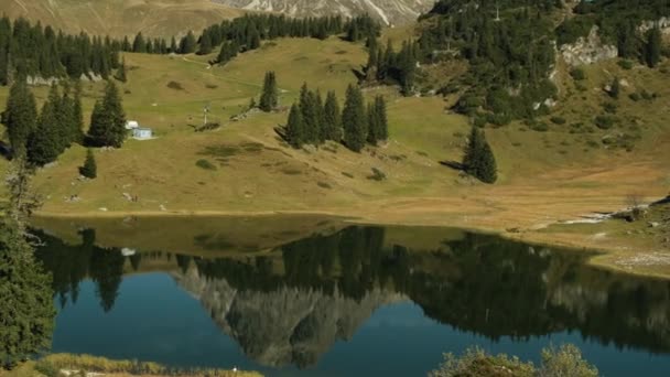 Primer Plano Naturaleza Con Una Casa Junto Lago — Vídeos de Stock
