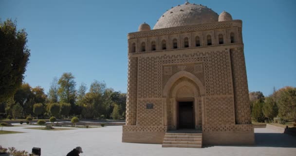 在Ismail Somoni Mausoleum外的Bukhara乌兹别克斯坦 它建于905年 是布哈拉最古老的穆斯林纪念碑 — 图库视频影像
