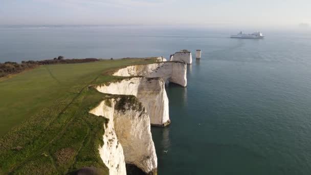 Aerial Forward Coastal Edge Old Harry Rocks Cliffs Boat Background — Stockvideo