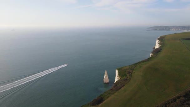 Motorboat Navigating Coast Old Harry Rocks Cliffs Leaving Long White — Vídeo de Stock