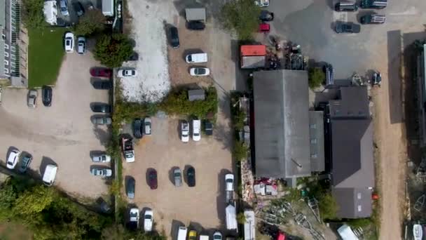 市区码头附近的建筑物 仓库及汽车的俯瞰图 — 图库视频影像