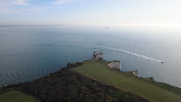 Old Harry Rocks Coast Boat Sailing Calm Sea County Dorset — Stok video