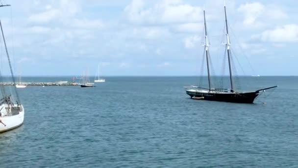 Fast Air Surface View Vineyard Haven Full Sailing Vessel Mast — Vídeo de Stock