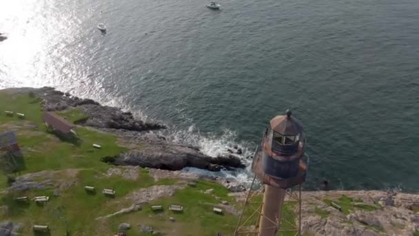 Widok Latarnię Morską Marblehead Łodziami Pierwszym Planie Położoną Marblehead Massachusetts — Wideo stockowe