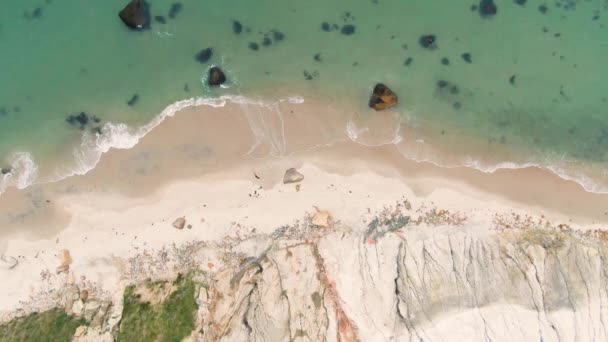 Relaxing Scene Waves Crashing Shore Gay Head Cliffs Massachusetts Aerial — 图库视频影像