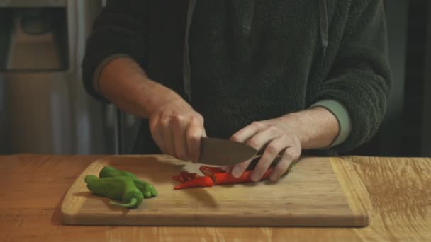 Cooker Chopping Red Green Hot Chili Pepper Kitchen Food Cutting — Vídeo de stock