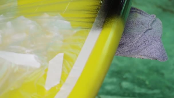 Sarı Sörf Tahtasına Siyah Kenar Çizen Şekillendirici Ellerin Yüksek Açılı — Stok video