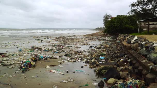 Strand Vervuild Door Vuilnis Een Sombere Bewolkte Dag Mui Vietnam — Stockvideo